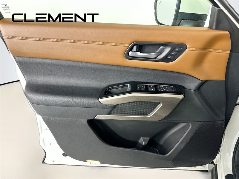 Nissan Pathfinder Vehicle Full-screen Gallery Image 29