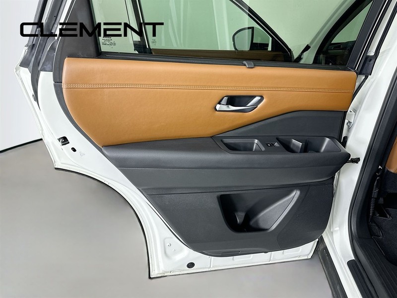 Nissan Pathfinder Vehicle Full-screen Gallery Image 32