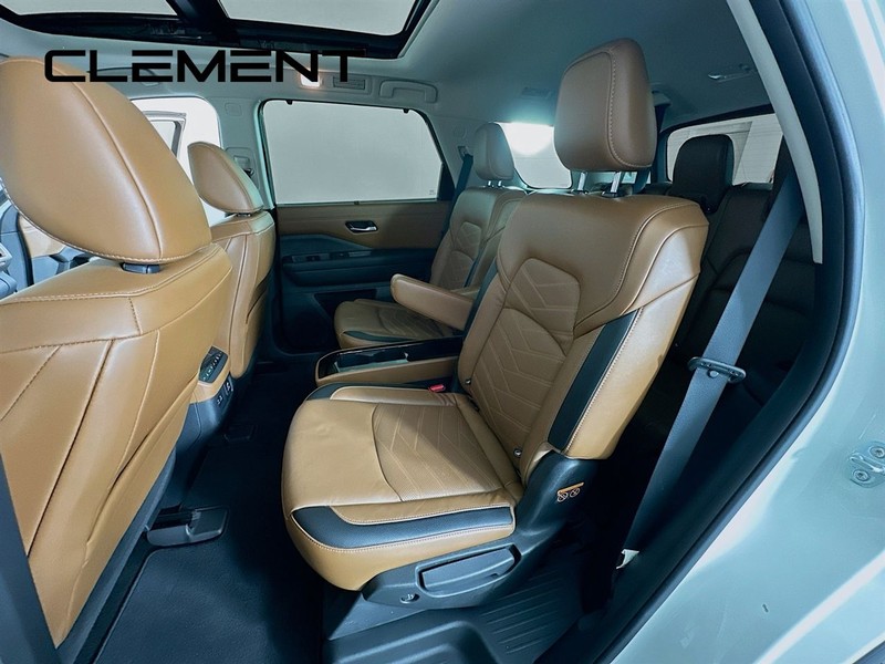 Nissan Pathfinder Vehicle Full-screen Gallery Image 33