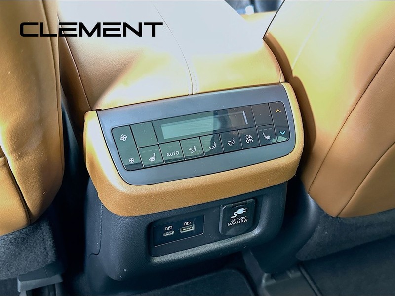 Nissan Pathfinder Vehicle Full-screen Gallery Image 35