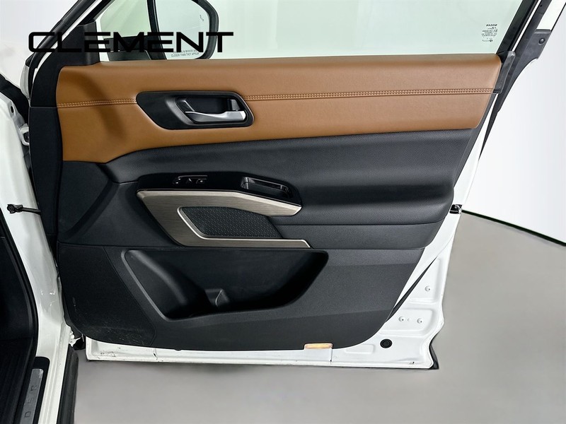Nissan Pathfinder Vehicle Full-screen Gallery Image 38