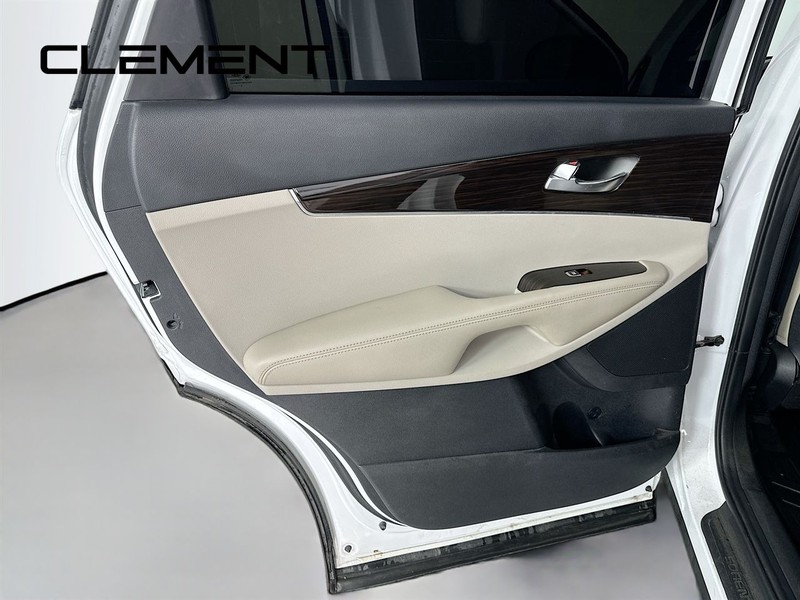 Kia Sorento Vehicle Full-screen Gallery Image 30