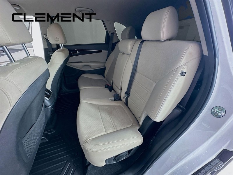 Kia Sorento Vehicle Full-screen Gallery Image 31
