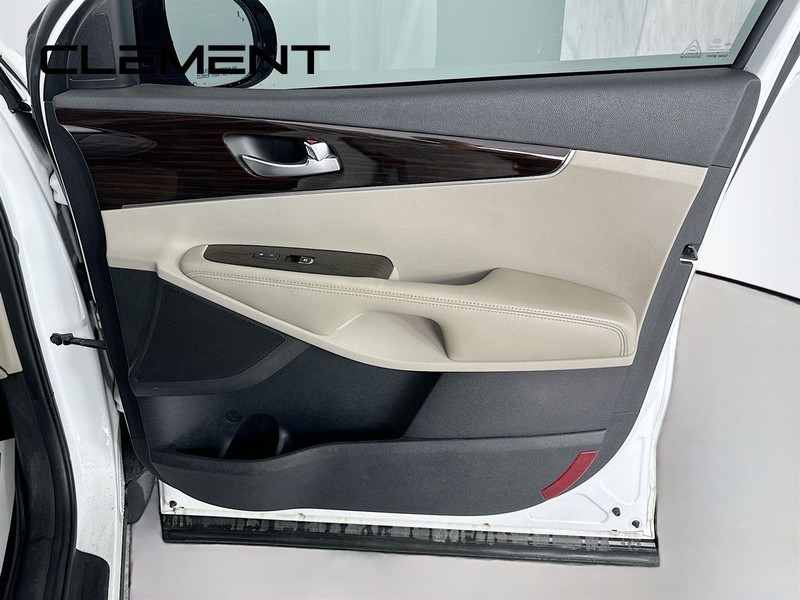 Kia Sorento Vehicle Full-screen Gallery Image 34
