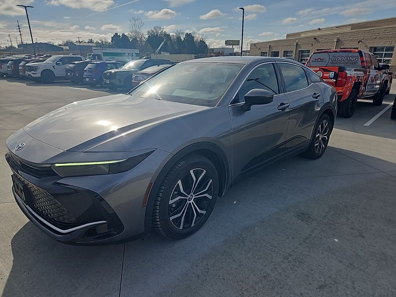 Toyota Crown Vehicle Image 02