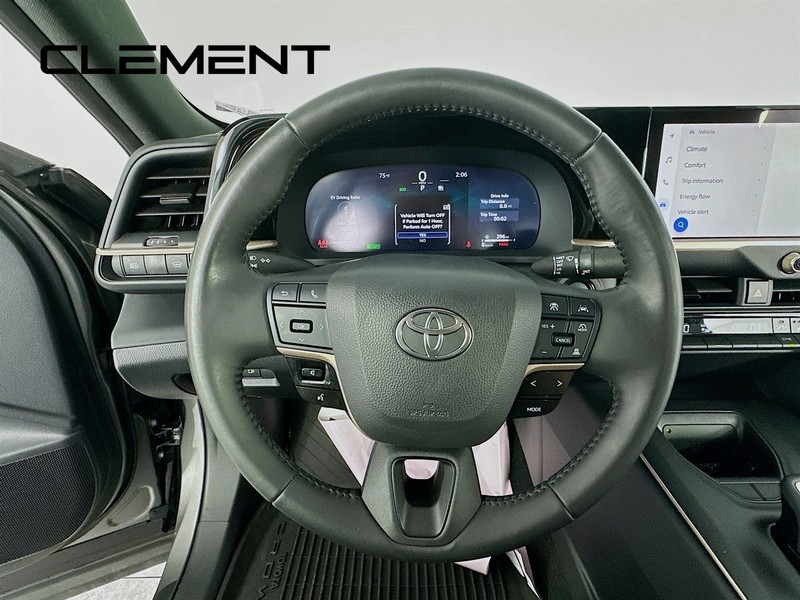 Toyota Crown Vehicle Image 15