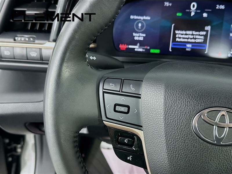 Toyota Crown Vehicle Image 16