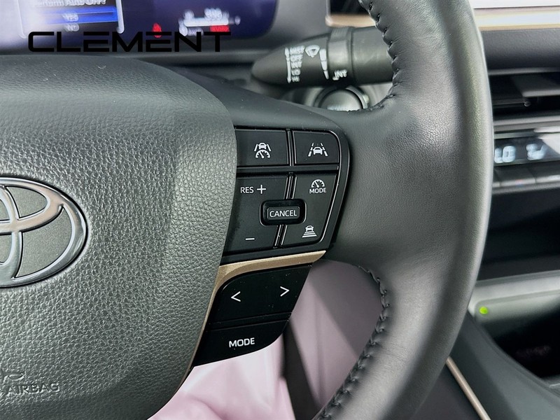 Toyota Crown Vehicle Image 17