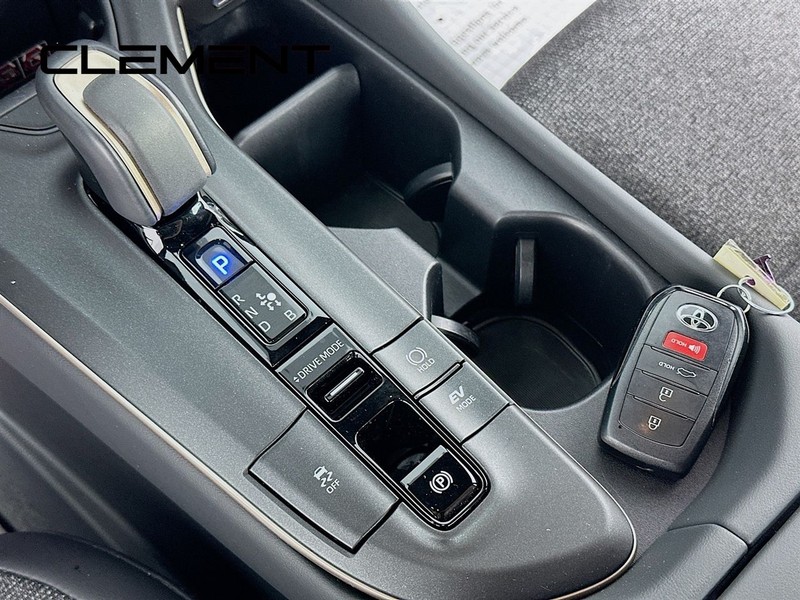 Toyota Crown Vehicle Image 24