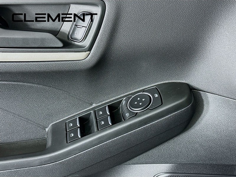 Ford Escape Vehicle Full-screen Gallery Image 24