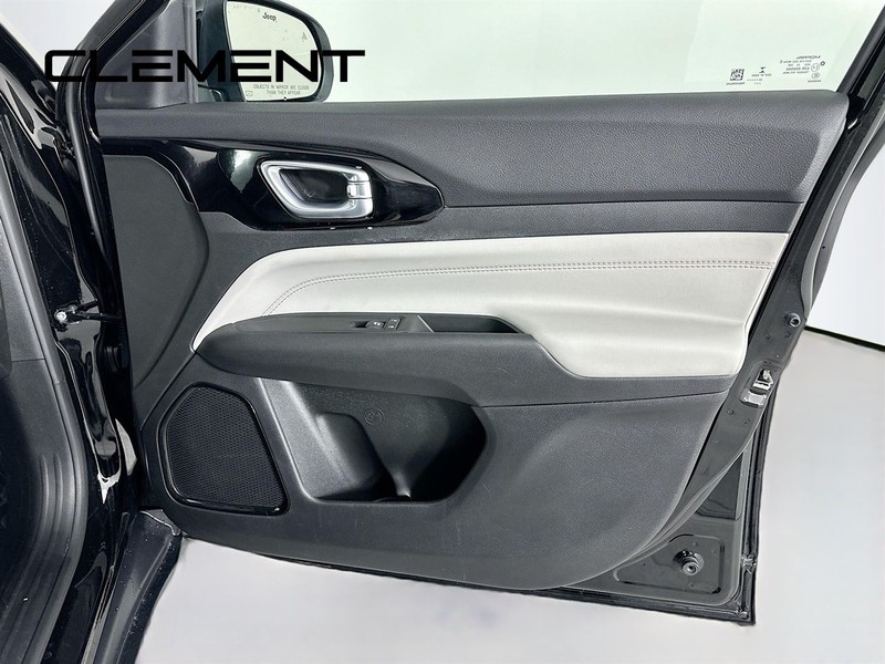 Jeep Compass Vehicle Full-screen Gallery Image 33