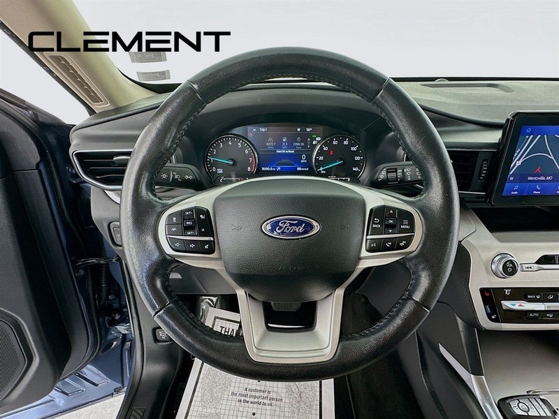 Ford Explorer Vehicle Full-screen Gallery Image 15
