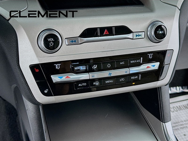 Ford Explorer Vehicle Full-screen Gallery Image 22