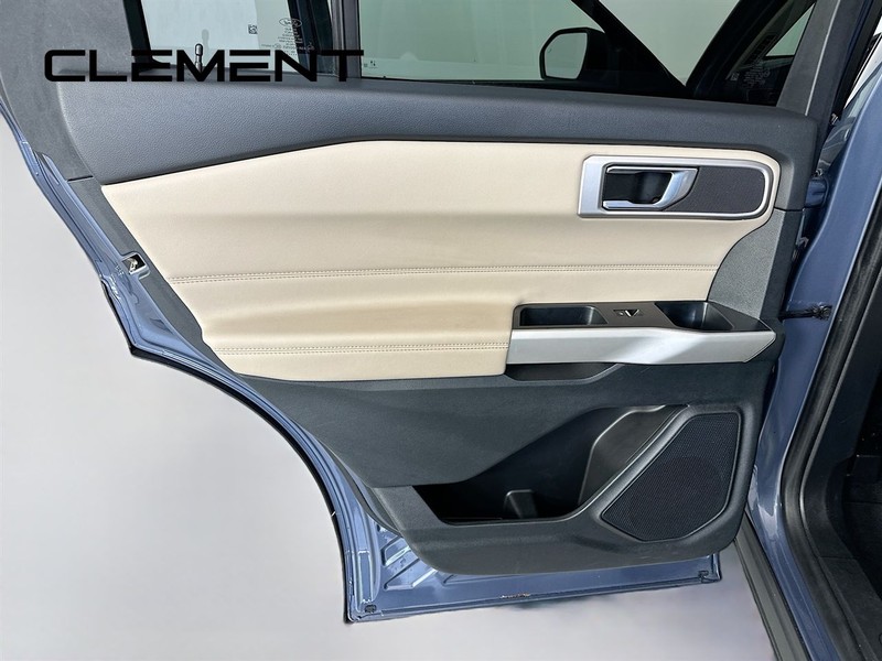 Ford Explorer Vehicle Full-screen Gallery Image 31