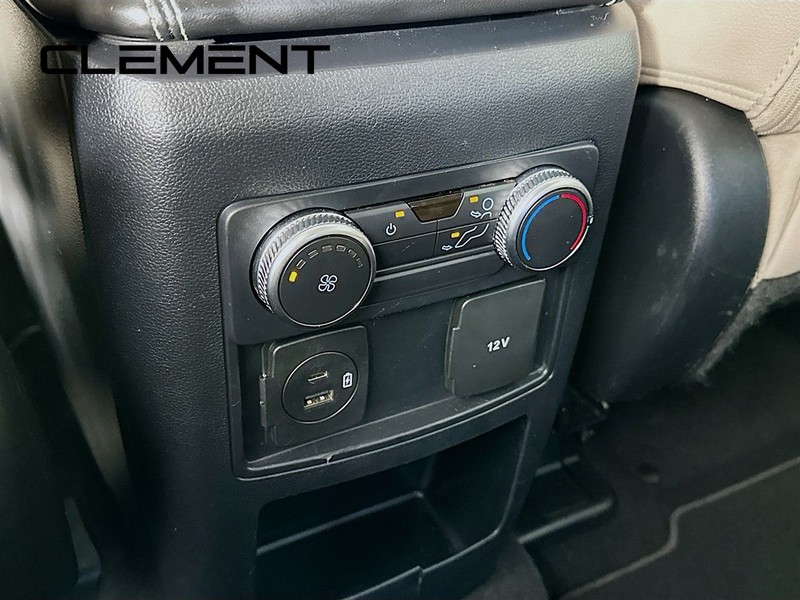 Ford Explorer Vehicle Full-screen Gallery Image 34