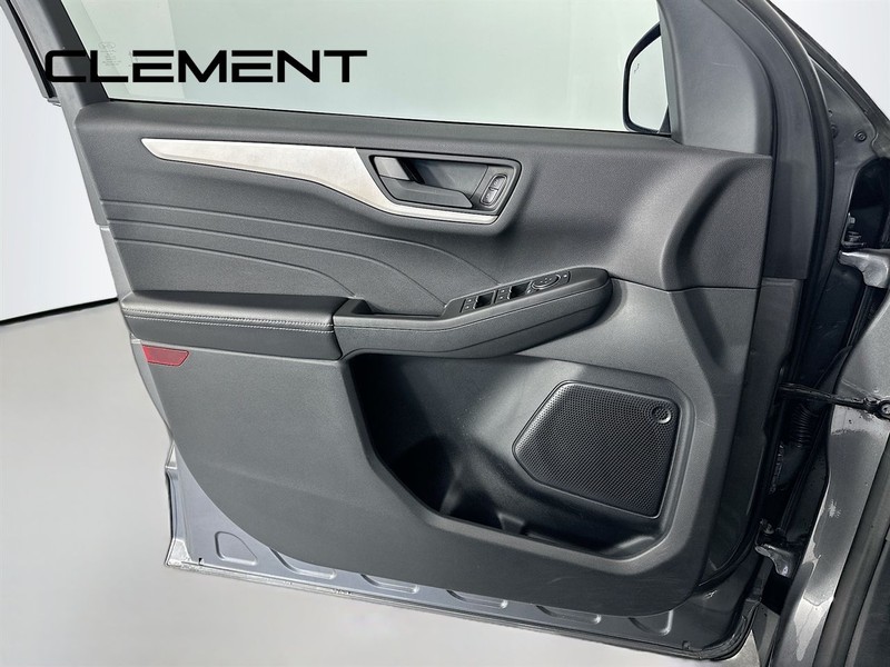 Ford Escape Vehicle Full-screen Gallery Image 26
