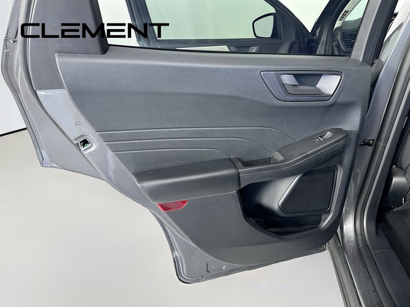 Ford Escape Vehicle Full-screen Gallery Image 29