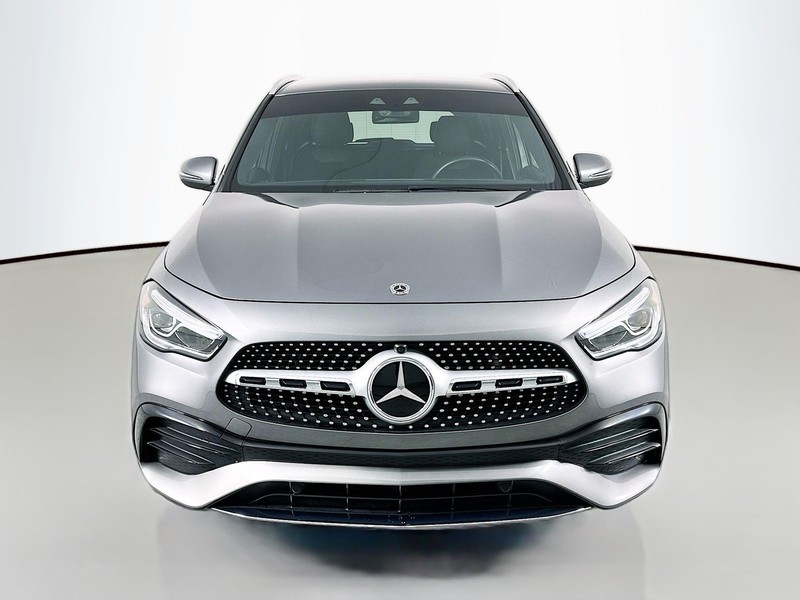 Mercedes-Benz GLA Vehicle Full-screen Gallery Image 2