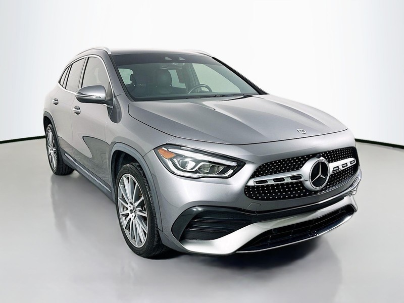 Mercedes-Benz GLA Vehicle Full-screen Gallery Image 3
