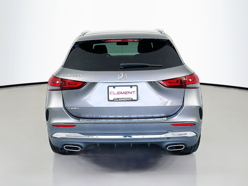 Mercedes-Benz GLA Vehicle Full-screen Gallery Image 6