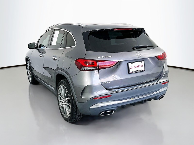 Mercedes-Benz GLA Vehicle Full-screen Gallery Image 7