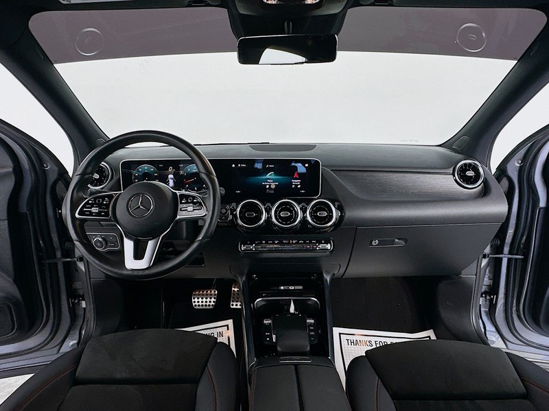 Mercedes-Benz GLA Vehicle Full-screen Gallery Image 9
