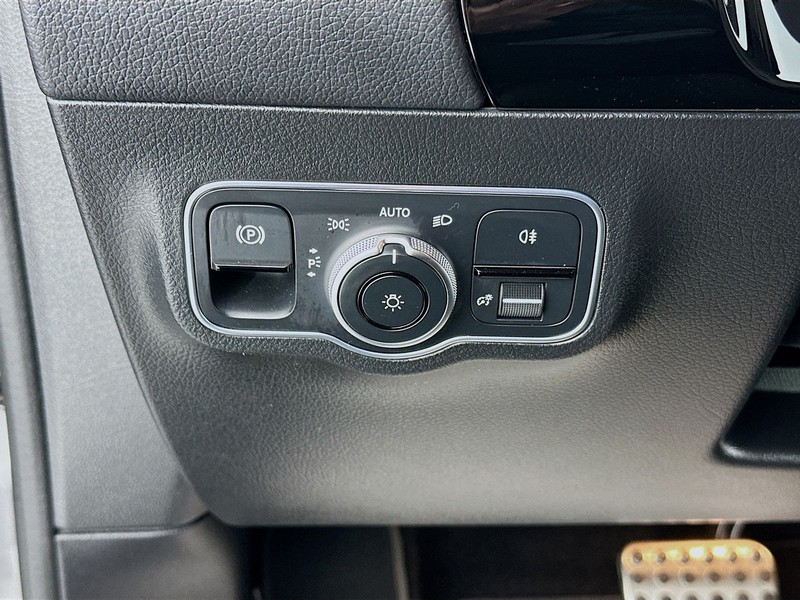 Mercedes-Benz GLA Vehicle Full-screen Gallery Image 10