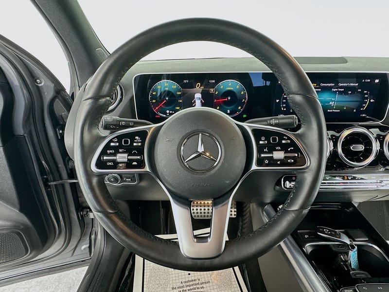 Mercedes-Benz GLA Vehicle Full-screen Gallery Image 11