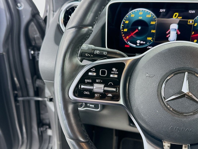 Mercedes-Benz GLA Vehicle Full-screen Gallery Image 12