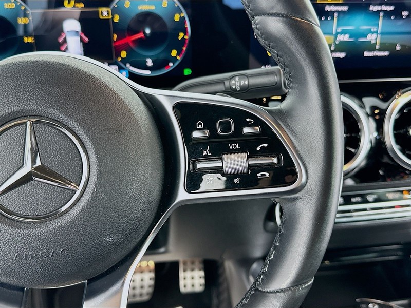 Mercedes-Benz GLA Vehicle Full-screen Gallery Image 13