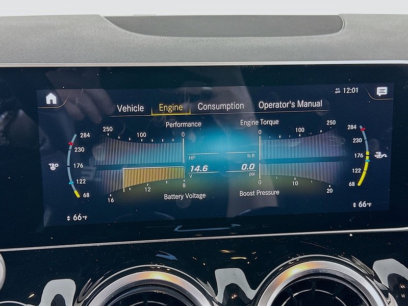 Mercedes-Benz GLA Vehicle Full-screen Gallery Image 15