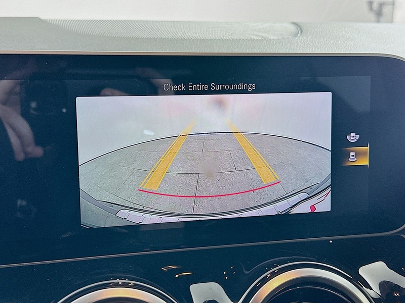 Mercedes-Benz GLA Vehicle Full-screen Gallery Image 16