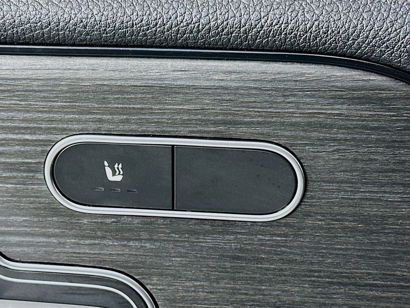 Mercedes-Benz GLA Vehicle Full-screen Gallery Image 18