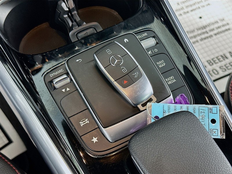 Mercedes-Benz GLA Vehicle Full-screen Gallery Image 19
