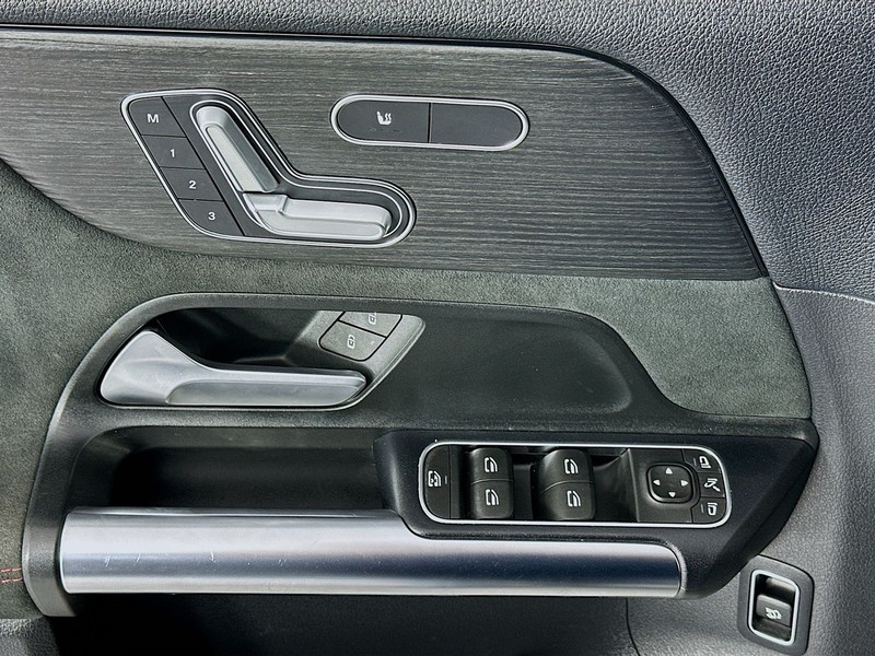 Mercedes-Benz GLA Vehicle Full-screen Gallery Image 20