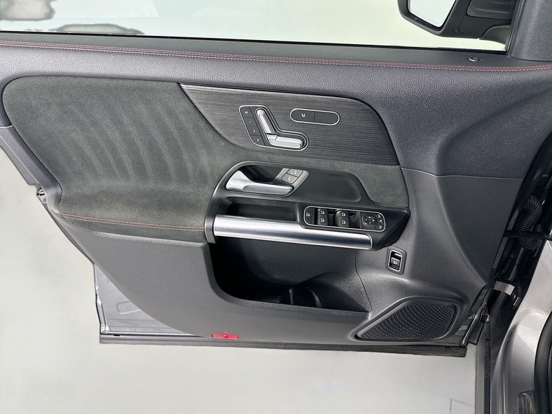 Mercedes-Benz GLA Vehicle Full-screen Gallery Image 21