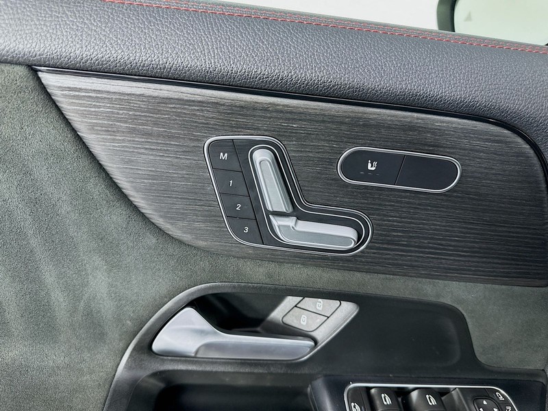 Mercedes-Benz GLA Vehicle Full-screen Gallery Image 22