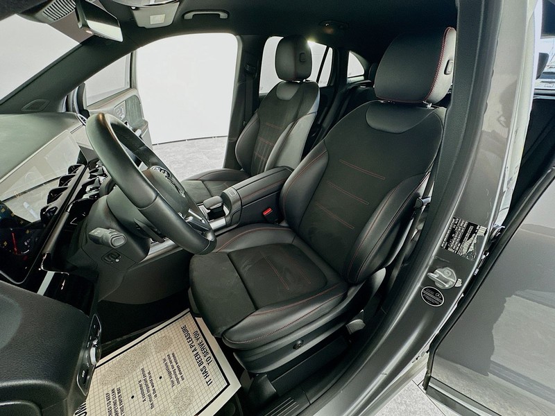 Mercedes-Benz GLA Vehicle Full-screen Gallery Image 23