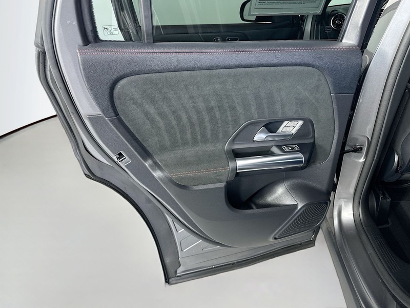 Mercedes-Benz GLA Vehicle Full-screen Gallery Image 24