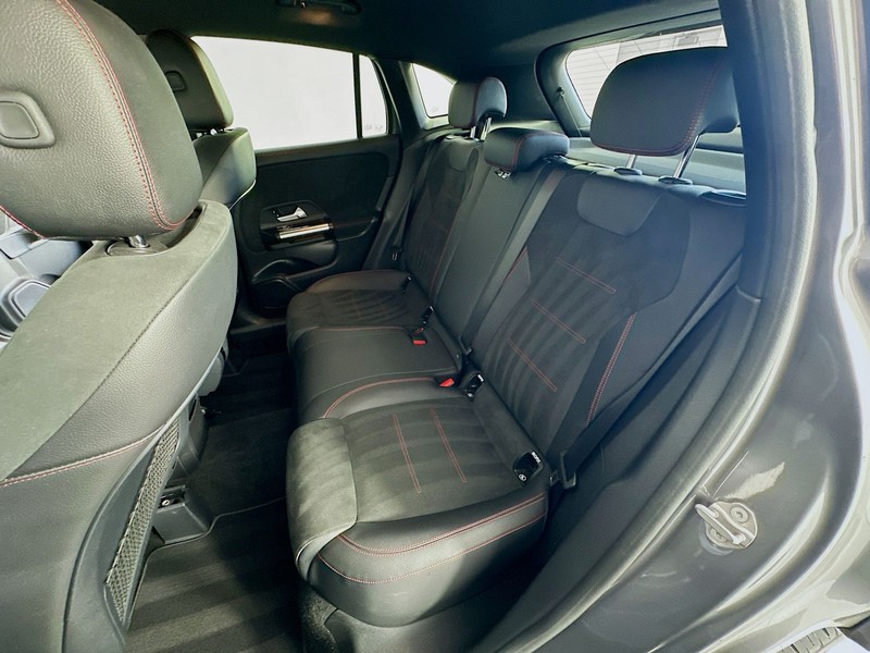 Mercedes-Benz GLA Vehicle Full-screen Gallery Image 25