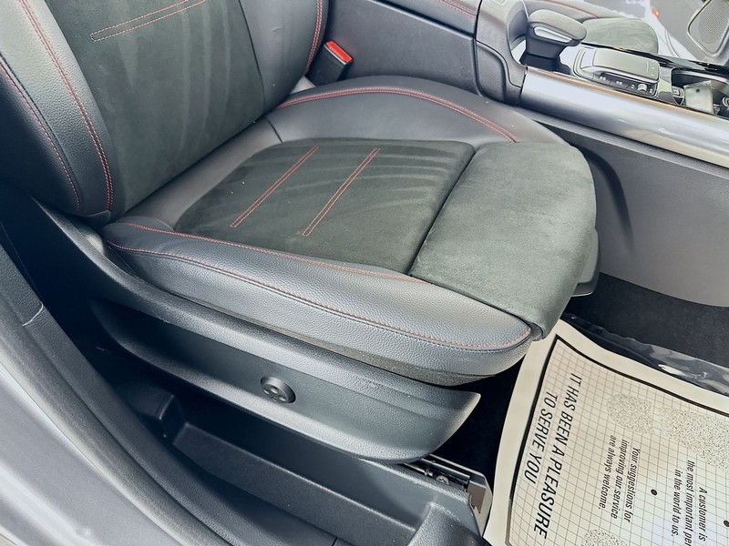 Mercedes-Benz GLA Vehicle Full-screen Gallery Image 26