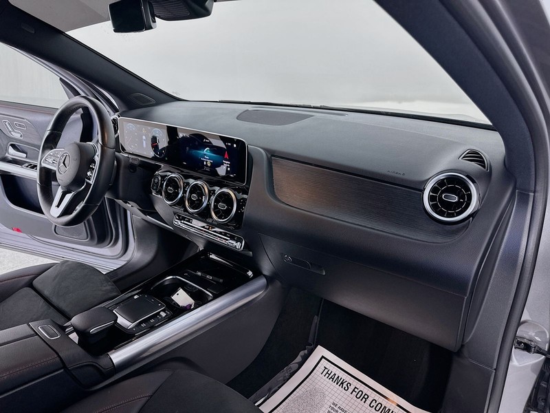 Mercedes-Benz GLA Vehicle Full-screen Gallery Image 27