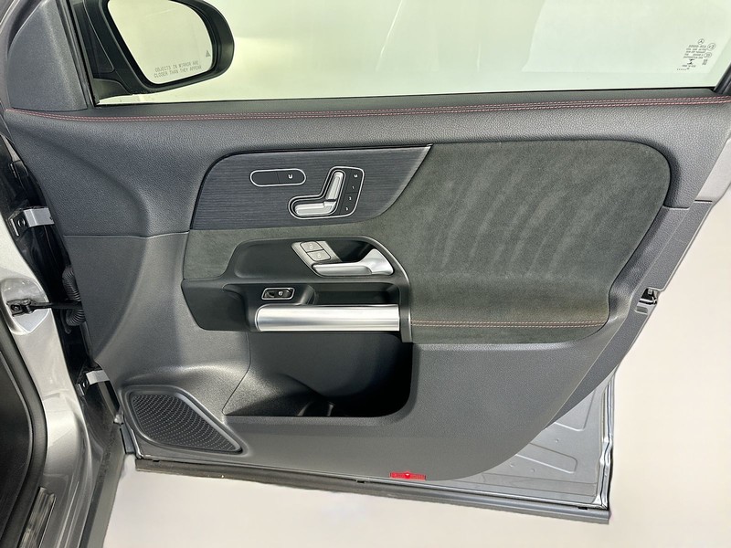 Mercedes-Benz GLA Vehicle Full-screen Gallery Image 28