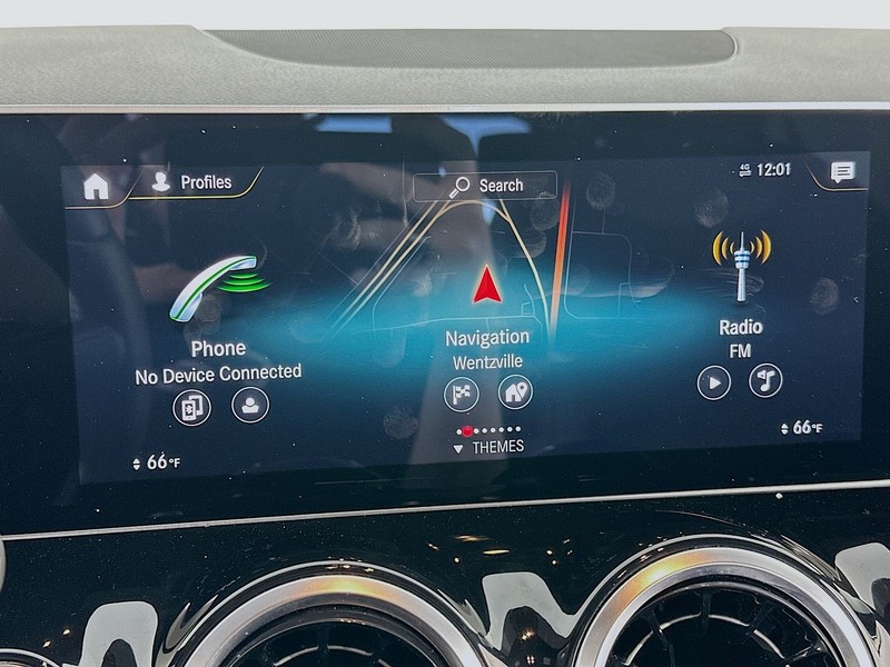 Mercedes-Benz GLA Vehicle Full-screen Gallery Image 30