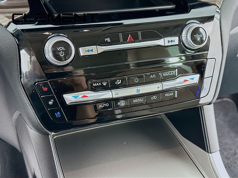 Ford Explorer Vehicle Full-screen Gallery Image 22