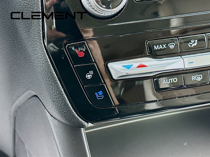 Ford Explorer Vehicle Full-screen Gallery Image 23