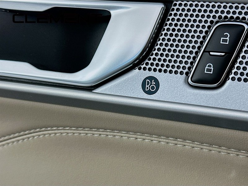 Ford Explorer Vehicle Full-screen Gallery Image 26