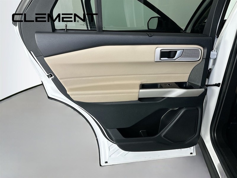 Ford Explorer Vehicle Full-screen Gallery Image 31