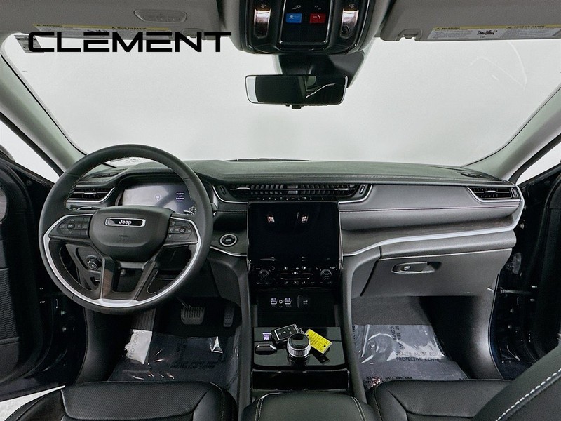 Jeep Grand Cherokee L Vehicle Full-screen Gallery Image 12