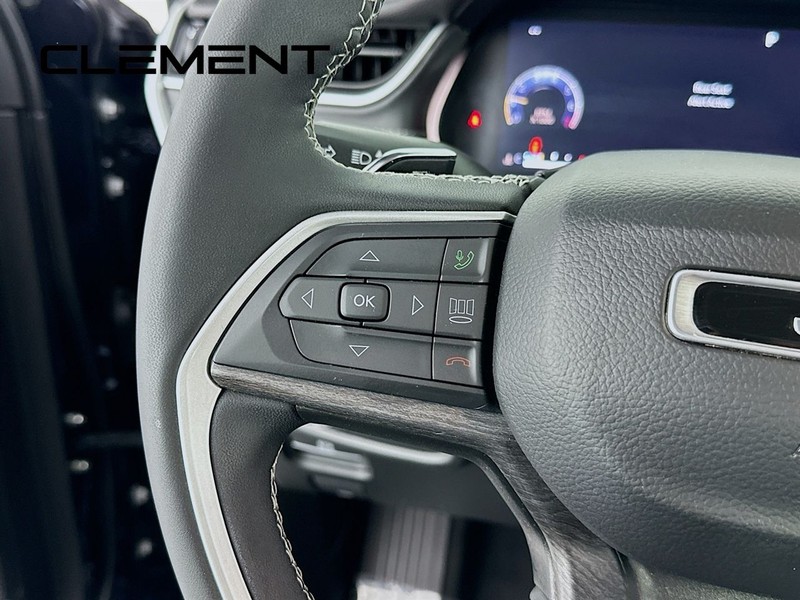 Jeep Grand Cherokee L Vehicle Full-screen Gallery Image 16